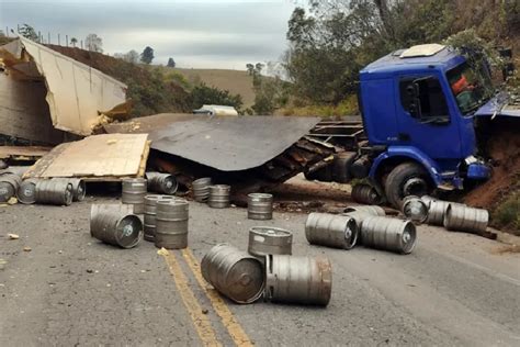 Caminh O Carregado Chope Tomba E Lan A Barris A Bebida Na Pista