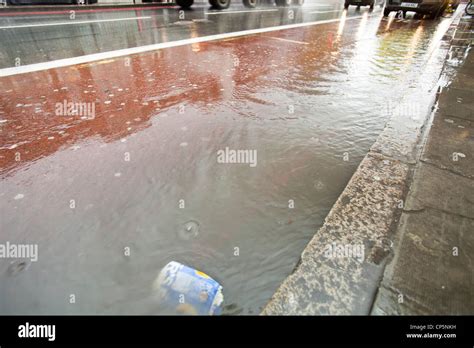 Inundaciones de lluvia torrencial fotografías e imágenes de alta