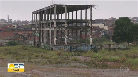 Estrutura da estação Varginha da Linha 9 da CPTM segue abandonada três