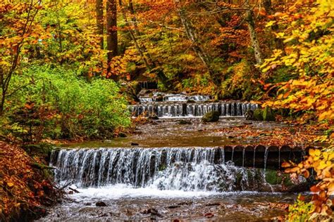 Cachoeira estreita caindo rochas e pedras da encosta íngreme da