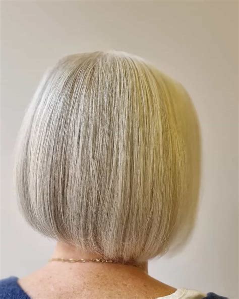 Coupe Classique Blonde Pour Les Femmes De Plus De Ans Cheveux Impeccables