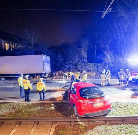 Auto St T Mit Lkw Zusammen Eine Schwerverletzte Welt