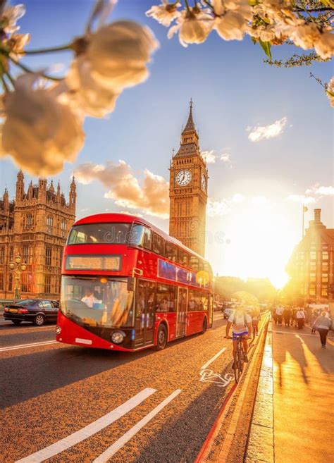 Big Ben Con Il Tramonto Variopinto Ed Il Bus Durante Il Tempo Di Molla