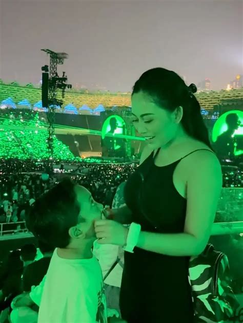 10 Artis Nonton Konser Coldplay Di Jakarta Seru Dan Meriah Hot Liputan6