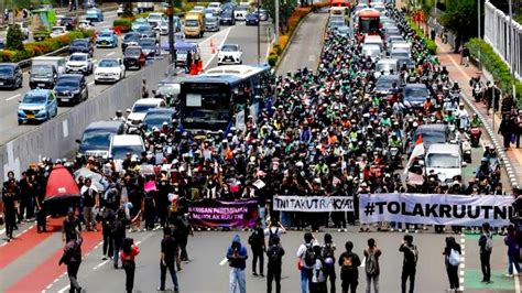 Indonesia's Parliament Passes Controversial Military Law Amid Protests