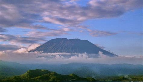 Dua Orang Tersesat Saat Mendaki Gunung Agung Kabarnusa