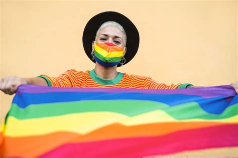 Mujer joven con máscara de orgullo gay concepto de derechos lgbt Foto Premium