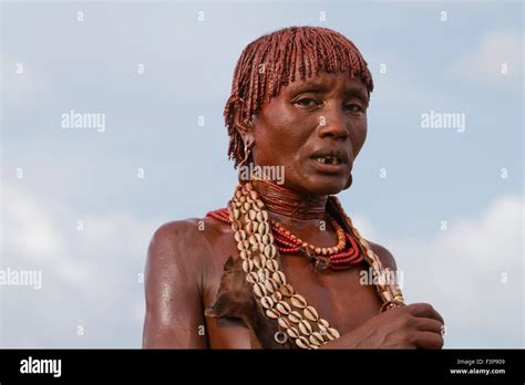 África Etiopía el valle del río Omo tribu Hamer mujer El cabello es