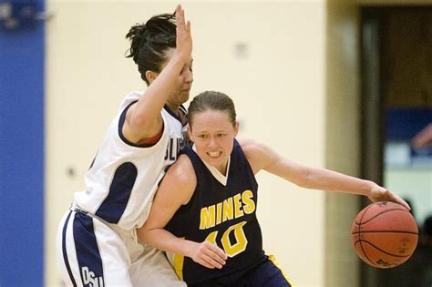 College Basketball Blades Career Day Pushes Hardrocker Women To Win