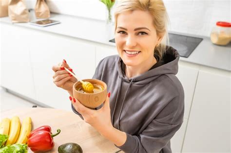 Belle Femme Cuisinant Et S amusant à La Cuisine Fille Cuisinant Un