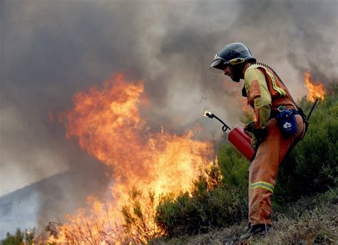 Ocho Fuegos Siguen Activos En Galicia Y Arrasan Ya Casi Hect Reas