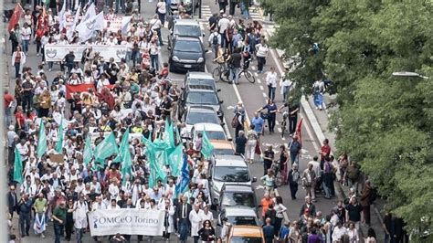 Torino La Marcia Per La Sanit Pubblica In Piazza Anche Medici Ed