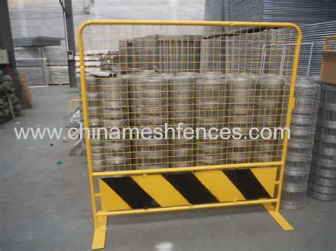 Yellow Pedestrian Outdoor Metal Barricade With Wheels In Singapore