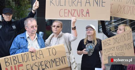 Pikieta pracowników Wojewódzkiej Biblioteki Publicznej im J