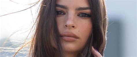 Emily Ratajkowski se déhanche en vidéo dans un tout petit bikini ses fans deviennent fou