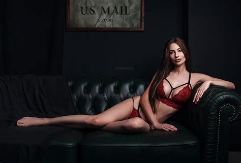 Обои women couch tanned red lingerie на рабочий стол картинки с раздела Девушки