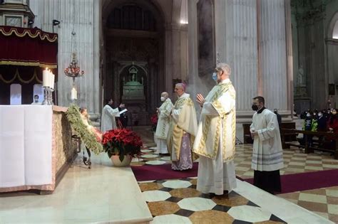 Il Vescovo Pierantonio Tremolada Celebra La Messa Di Natale In Duomo