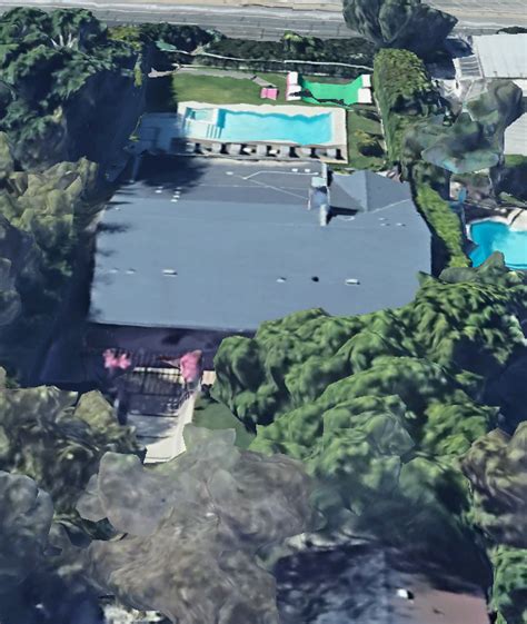 Check Out Avril Lavignes Malibu House Urban Splatter