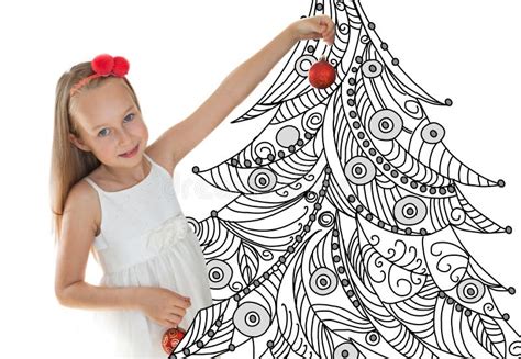 Menina Que Decora A Rvore De Natal Foto De Stock Imagem De Retrato