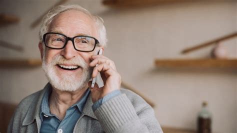 Jaki telefon dla seniora wybrać Telefony dla starszej osoby