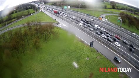 Incidente In Tangenziale A Milano Coda Chilometrica E Traffico Bloccato