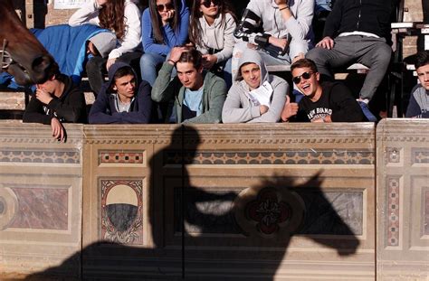 Palio La Pioggia Fa Slittare Le Prove All Alba Siena Attende