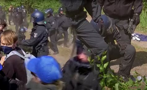 Aktywiści klimatyczni starli się z policją przed fabryką Tesli