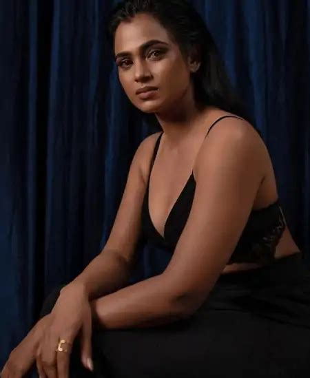 Ramya Pandian Latest Hot Pics Flaunting Her Cleavage