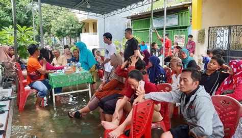 Warga Menganti Gresik Tetap Nyoblos Meski Dikepung Banjir