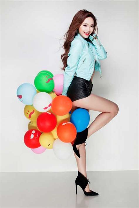 Ngẩn ngơ ngắm Minh Hằng bikini ren xuyên thấu khoe eo bé chân thon