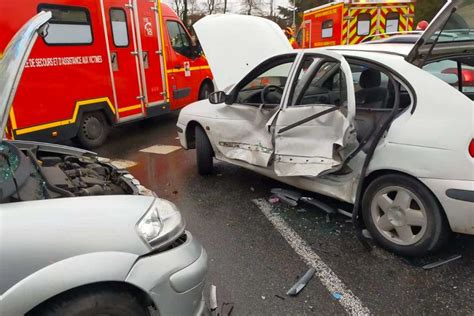 Accident à Compiègne Choc violent au rond point carrefour de l Abbaye