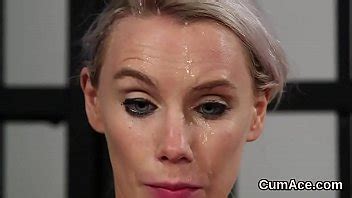 Melocotón cachonda recibe una carga de esperma en la cara tragándose todo el esperma XVIDEOS