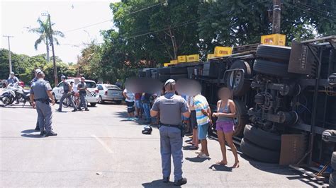 Caminhão carregado cerveja tomba e pessoas são detidas tentando