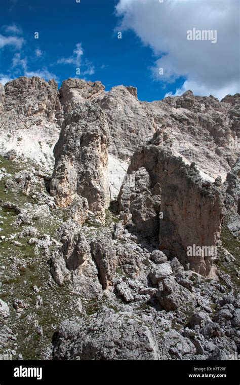 Pilares De Piedra Caliza Y Formaciones Rocosas En El Camino Entre El