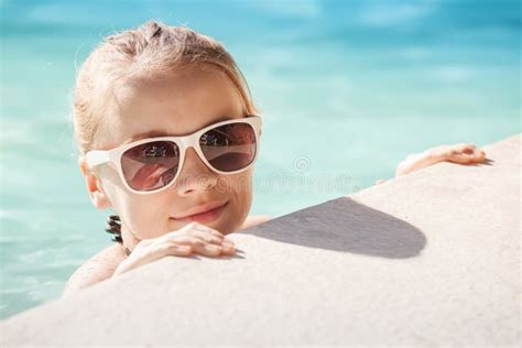 Fille Blonde Avec Des Lunettes De Soleil Dans La Piscine Portrait D T Image Stock Image Du