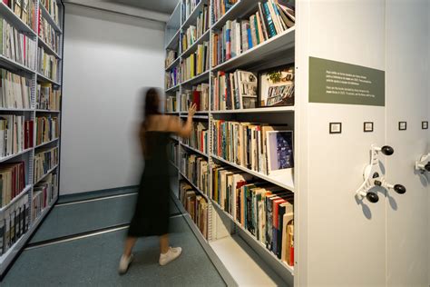 A biblioteca de Aracy Amaral referências e exposições MAM