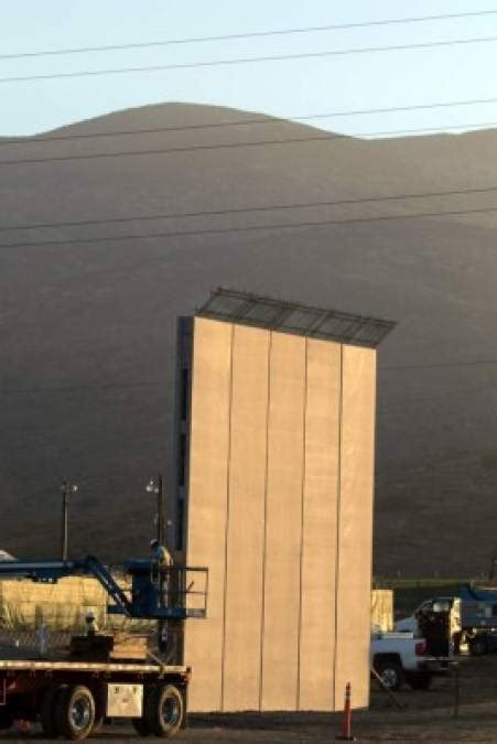 Primeras Fotos De Prototipos Para El Muro Que Trump Quiere Construir En