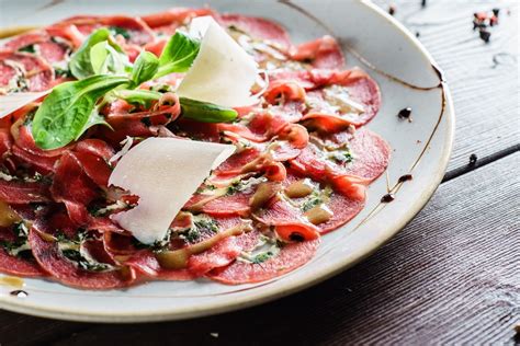 Carpaccio de buey con pan de aceite y orégano rápido y gourmet