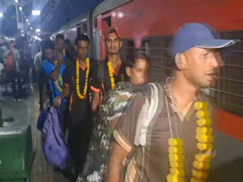 Gujarat Indian Fishermen Reach Vadodara By Special Train After