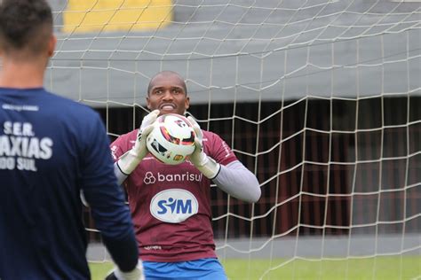 Após 6 anos goleiro anuncia saída do Caxias