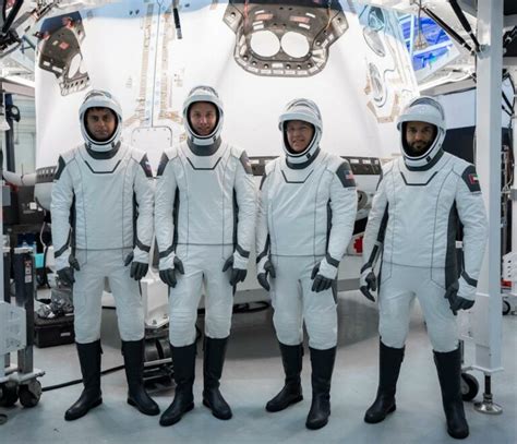 Le Crew Dragon De Spacex Se Prépare Pour Son Lancement Nocturne Vers La