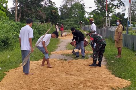 Babinsa Koramil Kepi Dan Siswa Sma Oba Gotong Royong Perbaiki Jalan