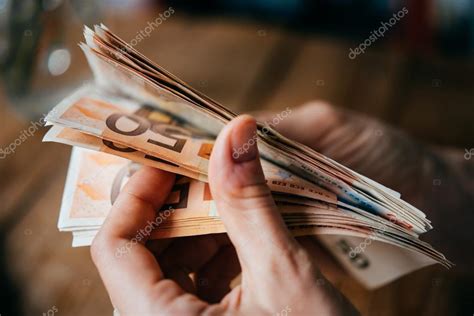 Billetes En Euros En Manos Foto De Stock Gregorylee 109167722