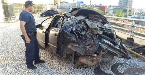 G1 Adolescentes em fuga capotam e destroem carro roubado em Jundiaí