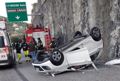 Messina Auto Si Ribalta Nel Tentativo Di Superare Un Mezzo Pesante