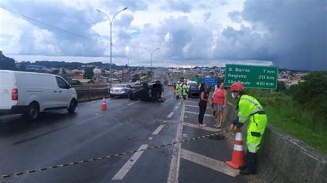 Carro atropela e mata pedestre de 29 anos bate contra veículo e capota