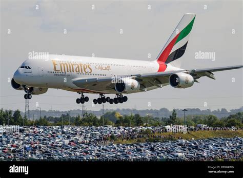 Emirates Airbus A380 800 Aterrizando En El Aeropuerto Internacional De