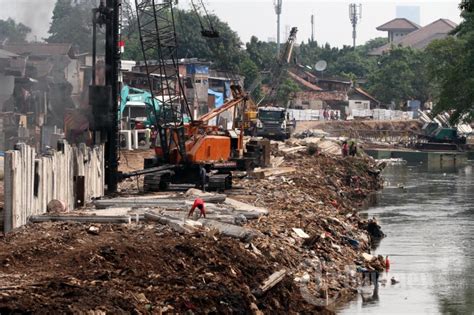 Kelanjutan Normalisasi Sungai Ciliwung Di Bukit Duri Foto