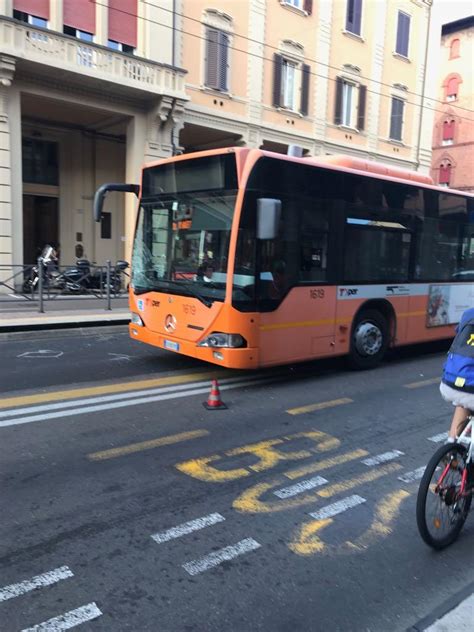 Bologna Via Irnerio Incidente Tra Bus E Pedone Alla Pensilina