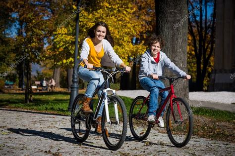 Urban Bike Adolescentes Andando De Bicicleta No Parque Da Cidade